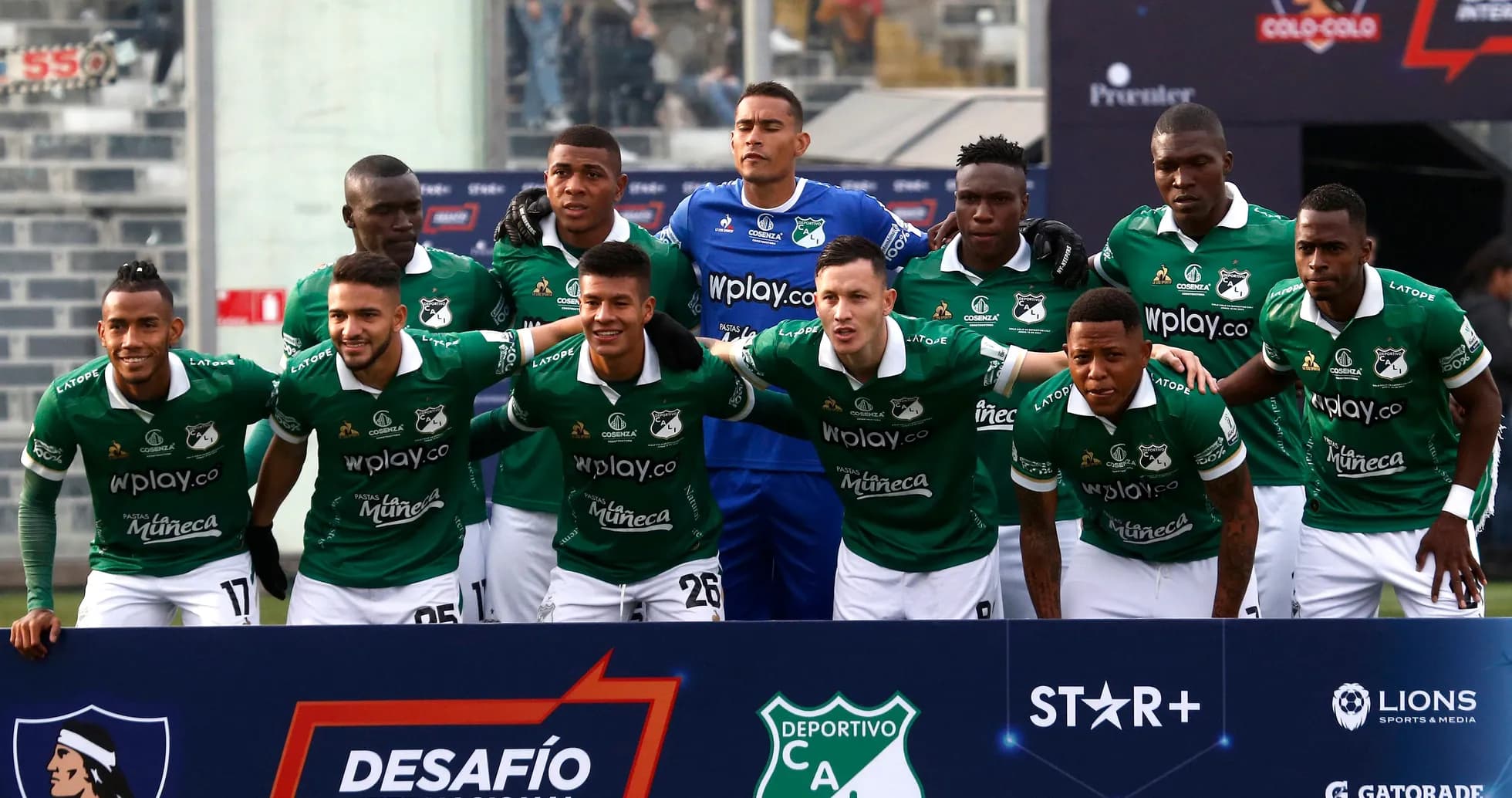 Deportivo Cali team posing for a pre-match photo