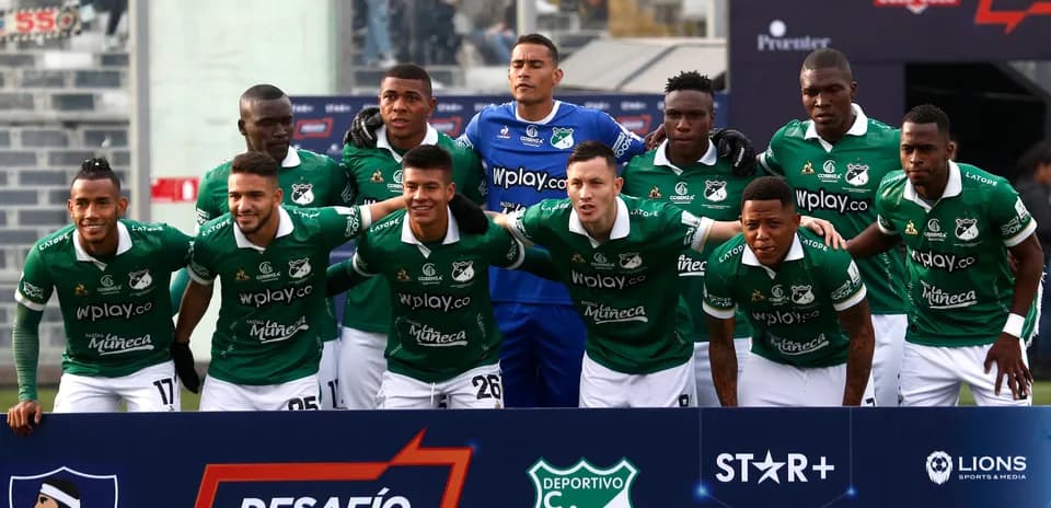Deportivo Cali team posing for a pre-match photo