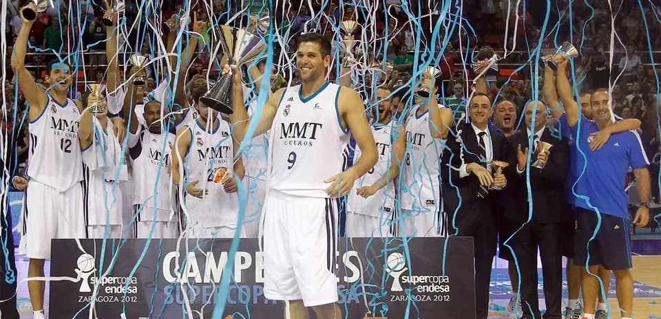 Basketball team celebrating Supercopa Endesa victory