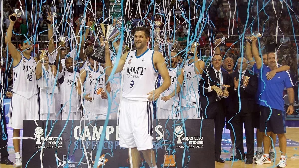 Basketball team celebrating Supercopa Endesa victory