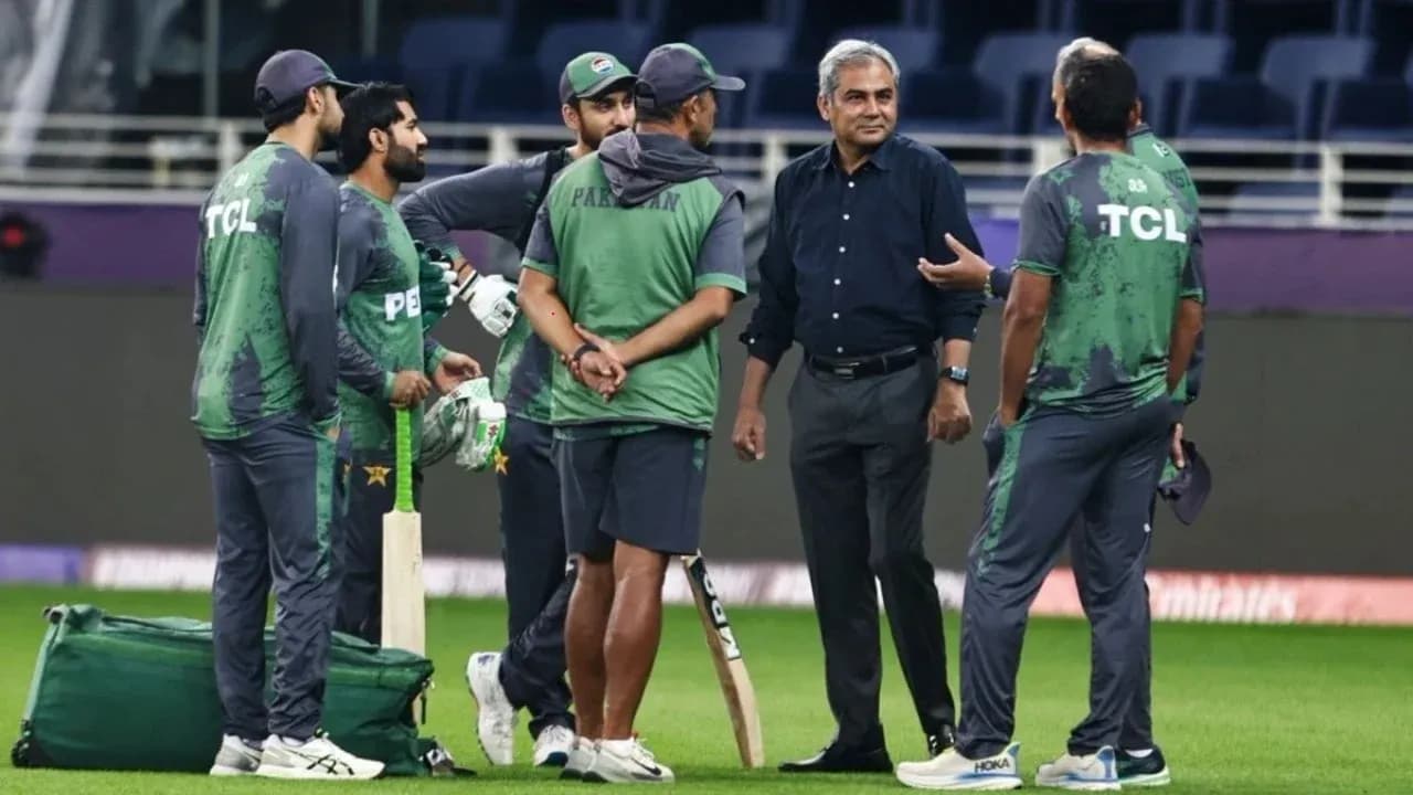 Pakistan cricket team members discussing on the field