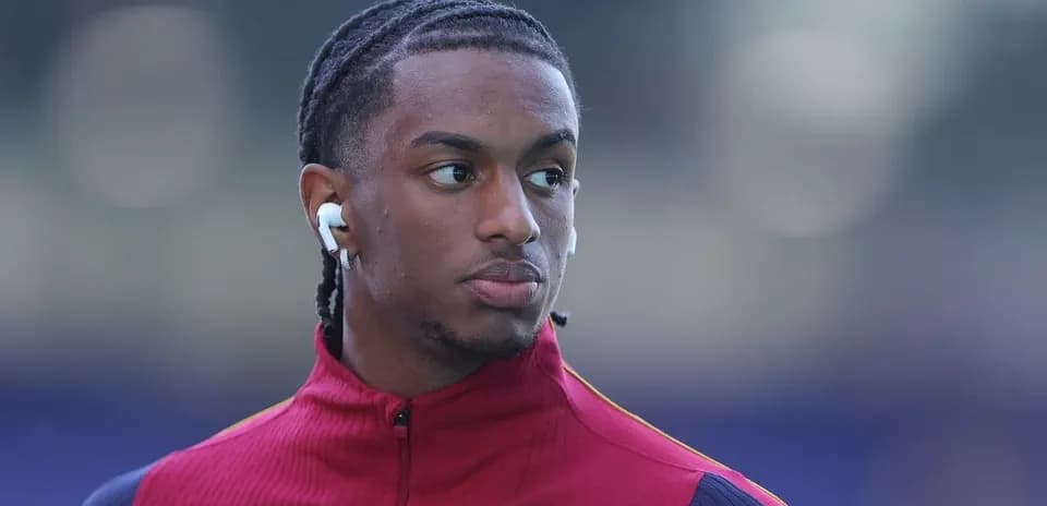 Player wearing earbuds, focused before the match