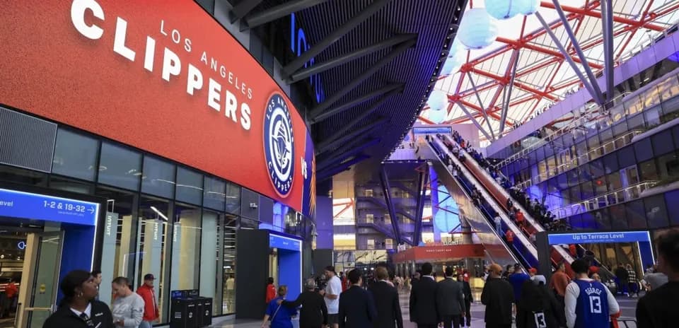 Fans entering arena for Los Angeles Clippers game
