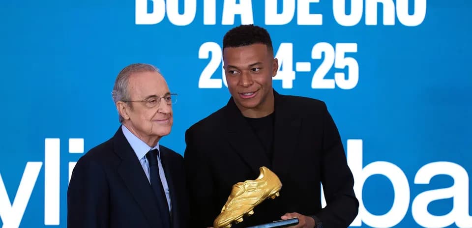 Kylian Mbappé receiving the Golden Boot award