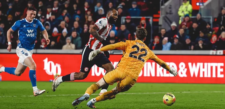 Brentford player dribbling past Sunderland goalkeeper