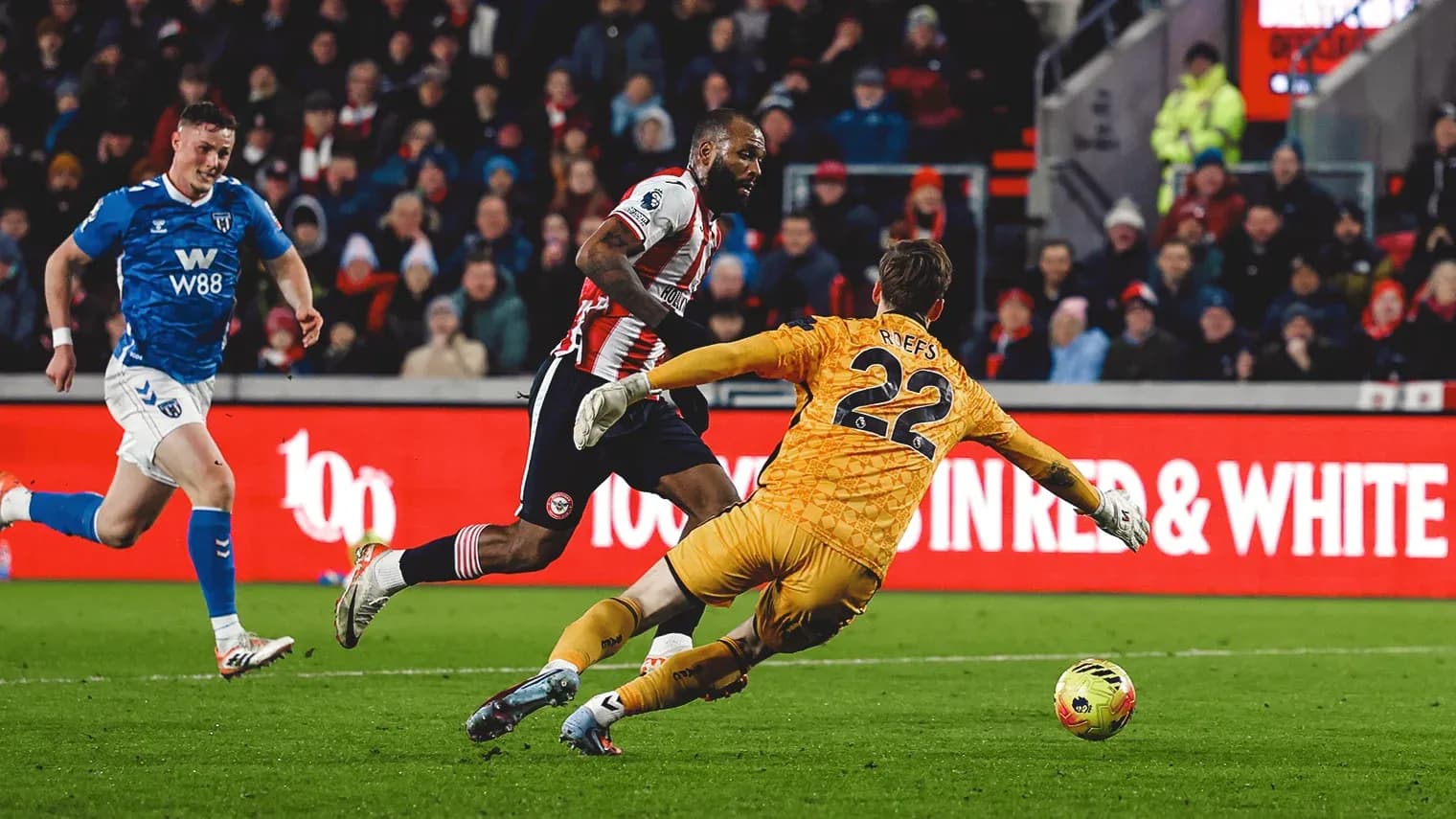 Brentford player dribbling past Sunderland goalkeeper