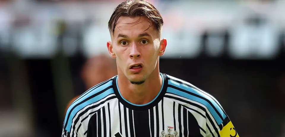 Player in Newcastle United kit during match