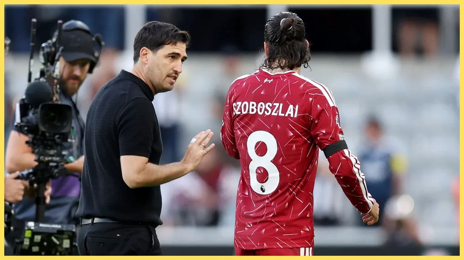 Manager giving instructions to player Szoboszlai