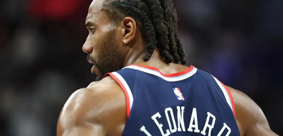 Basketball player wearing jersey with 'LEONARD' on back