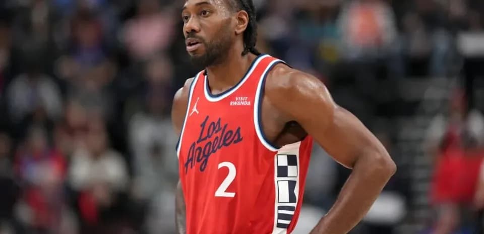 Kawhi Leonard in Los Angeles Clippers jersey during game
