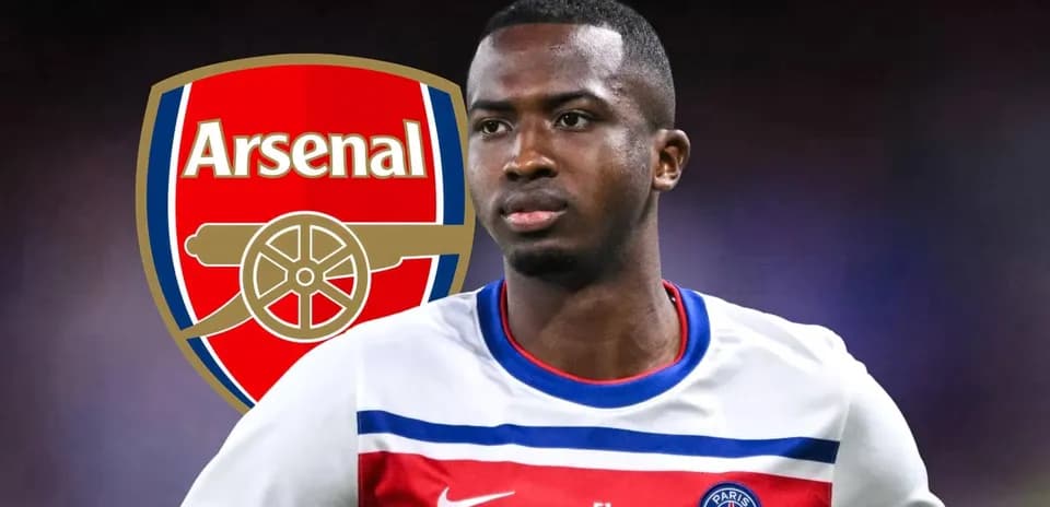 Player in PSG jersey with Arsenal logo background