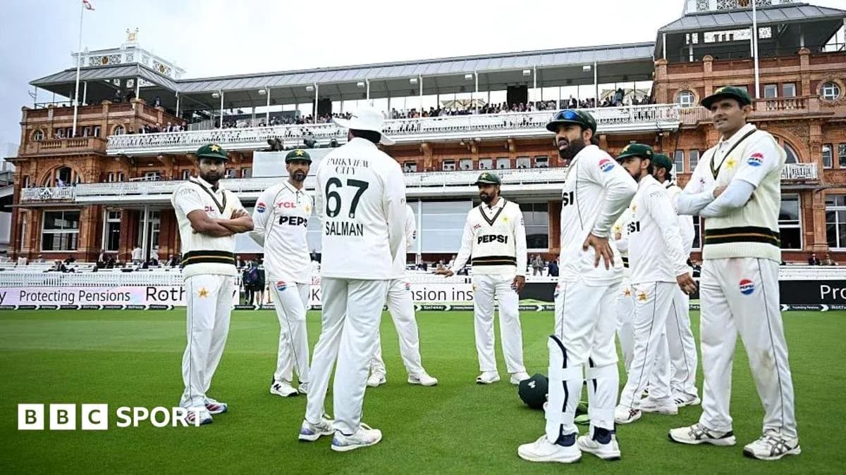 Pakistan cricket team discussing strategy on field