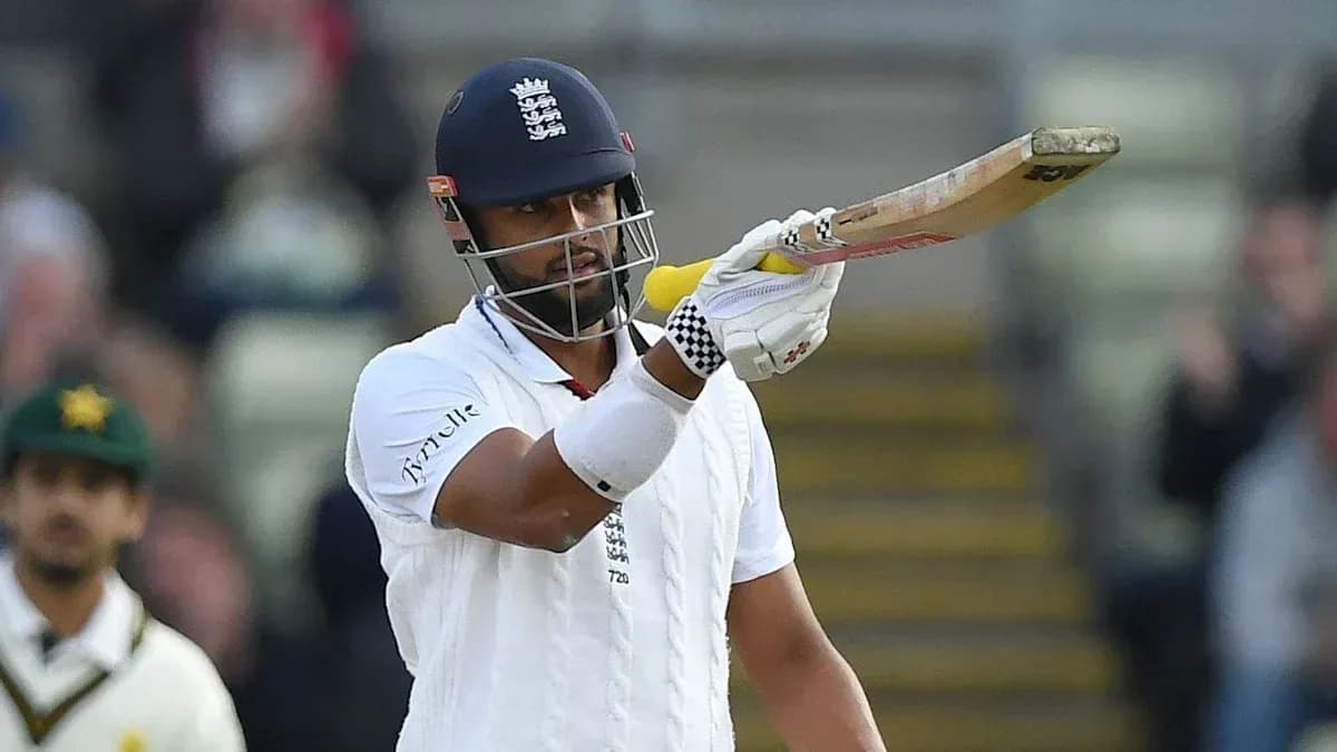 Batsman signaling after hitting a boundary in cricket Batsman signaling after hitting a boundary in cricket