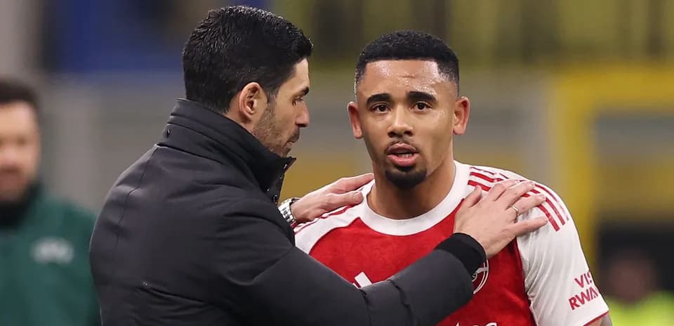 Manager discussing with player on the sidelines