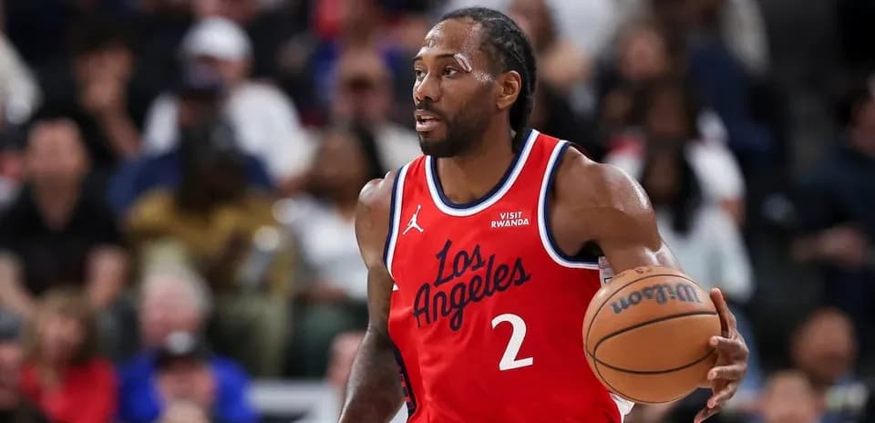 Kawhi Leonard dribbling the ball during game