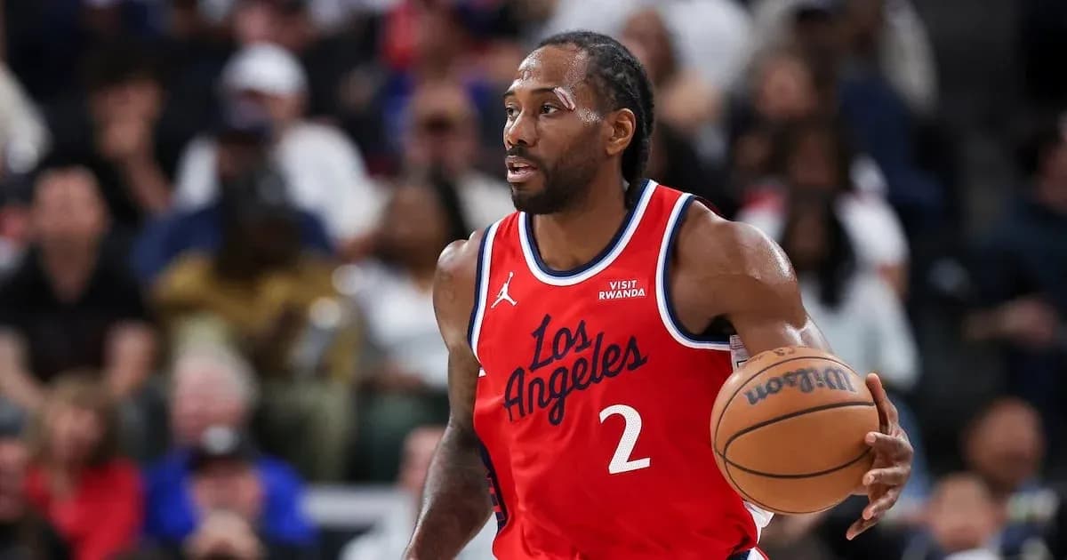 Kawhi Leonard dribbling the ball during game