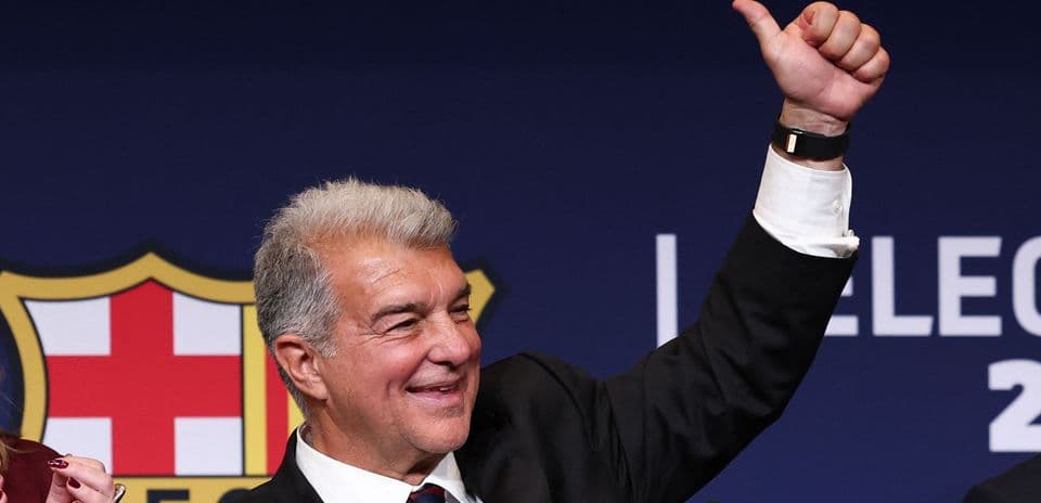 Man giving thumbs up at press conference