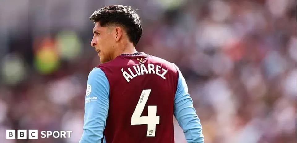 Player Álvarez wearing jersey number 4 on field