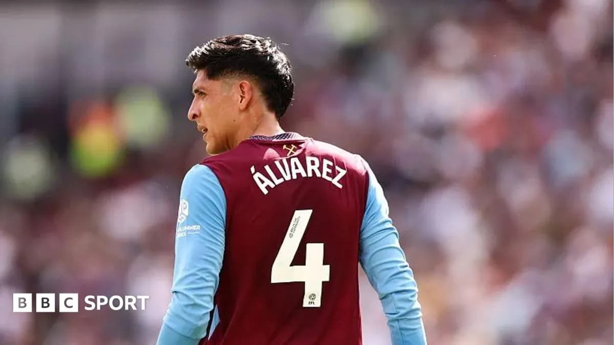 Player Álvarez wearing jersey number 4 on field