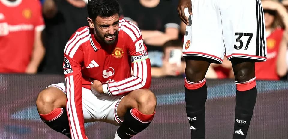 Bruno Fernandes crouching during Manchester United match