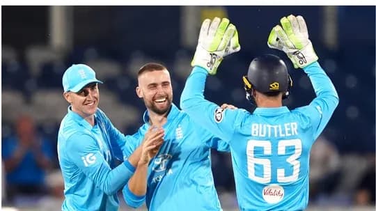 England cricket players celebrating a wicket together