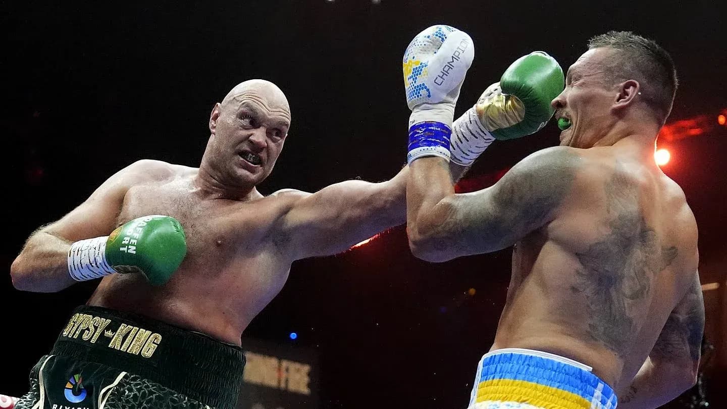 Tyson Fury delivering a punch to Oleksandr Usyk