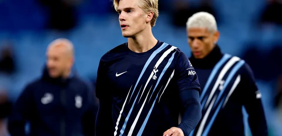 Player in Tottenham kit walking before match