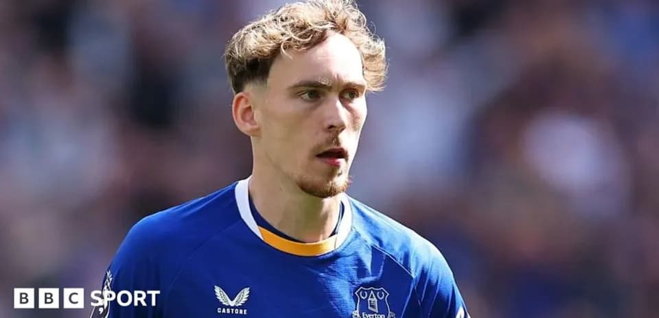 Player in Everton kit during match on field