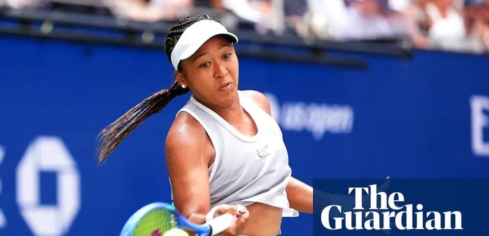Naomi Osaka hitting a forehand during match