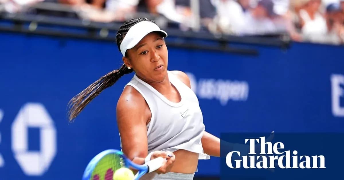 Naomi Osaka hitting a forehand during match