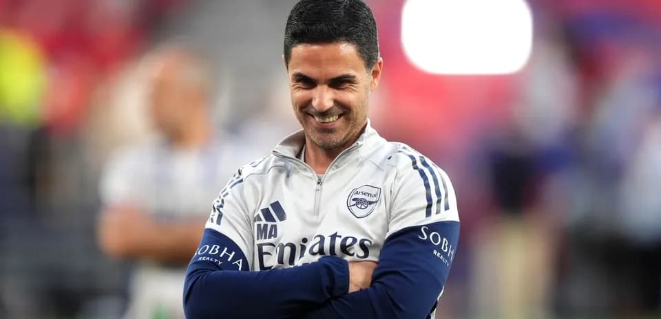 Arsenal manager smiling with arms crossed