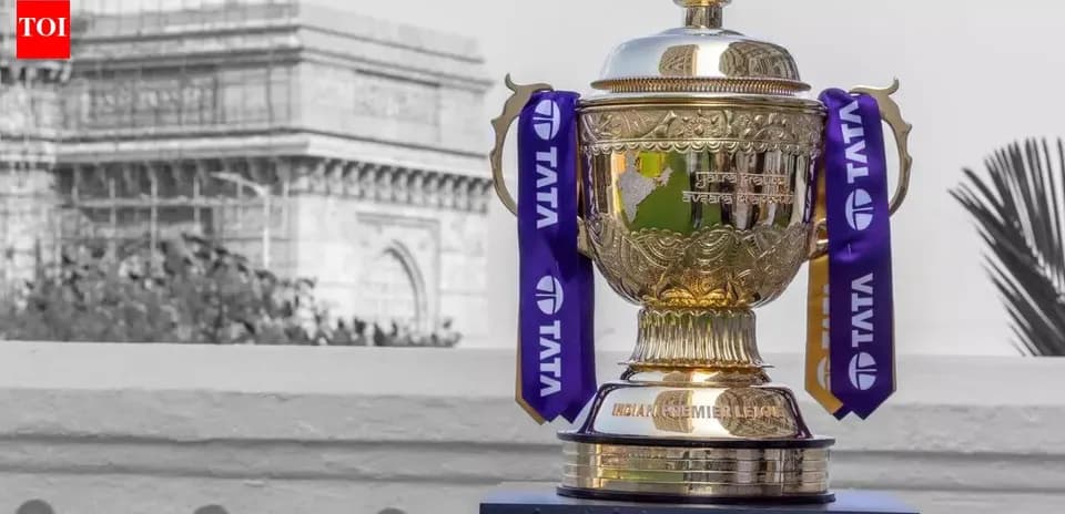 IPL trophy displayed near Gateway of India