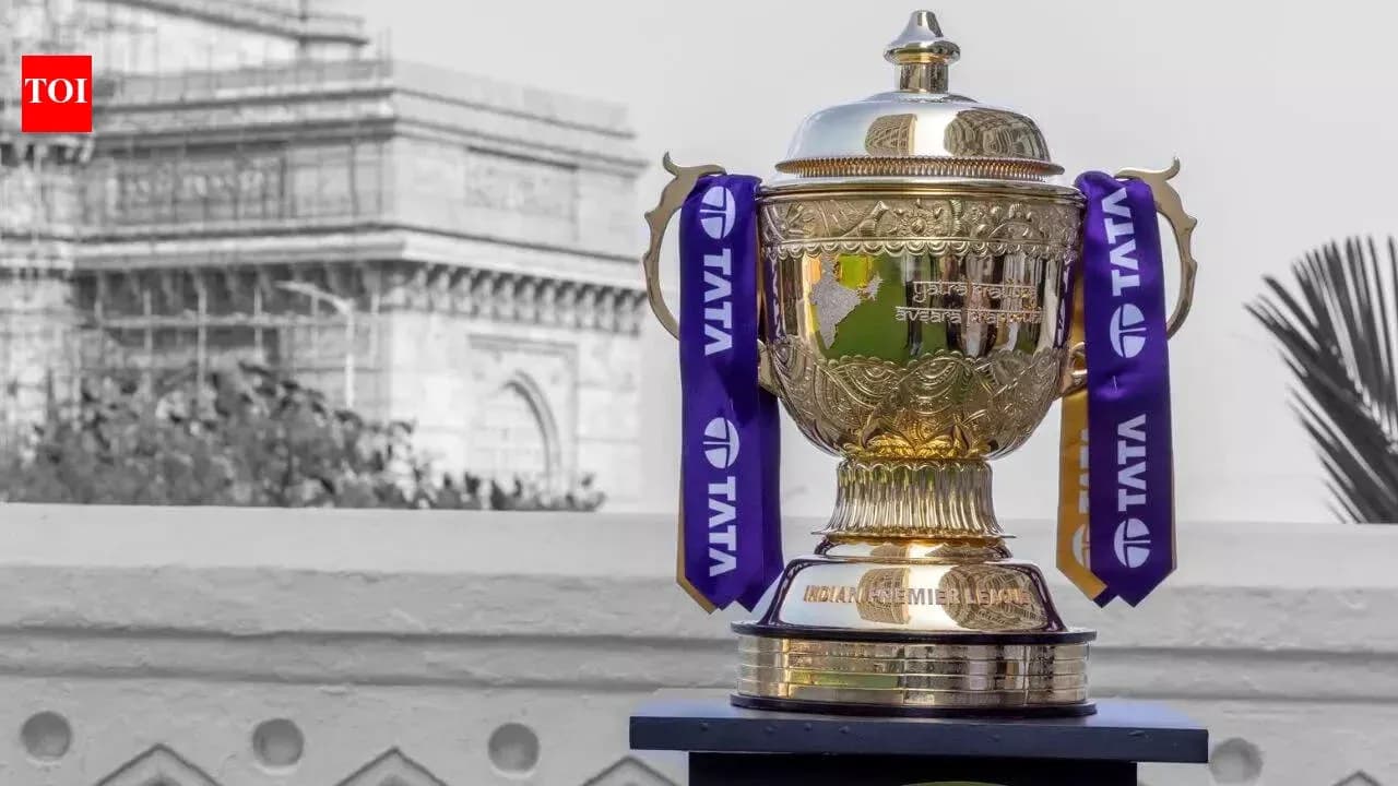 IPL trophy displayed near Gateway of India