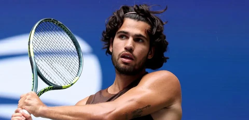 Tennis player preparing to hit a forehand shot