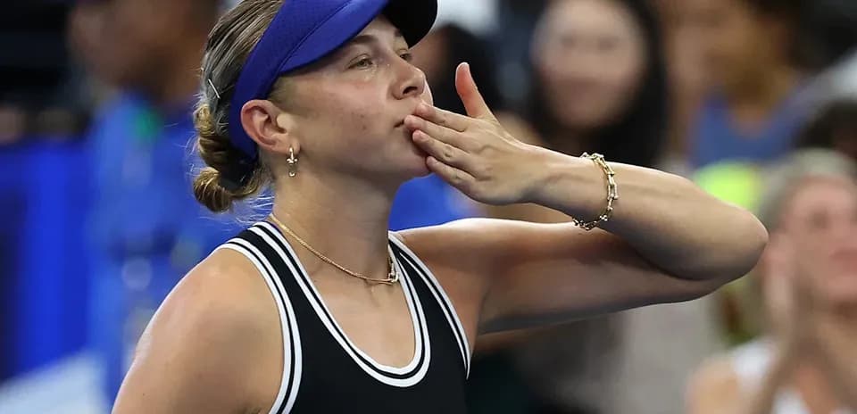 Tennis player blowing kiss to the crowd