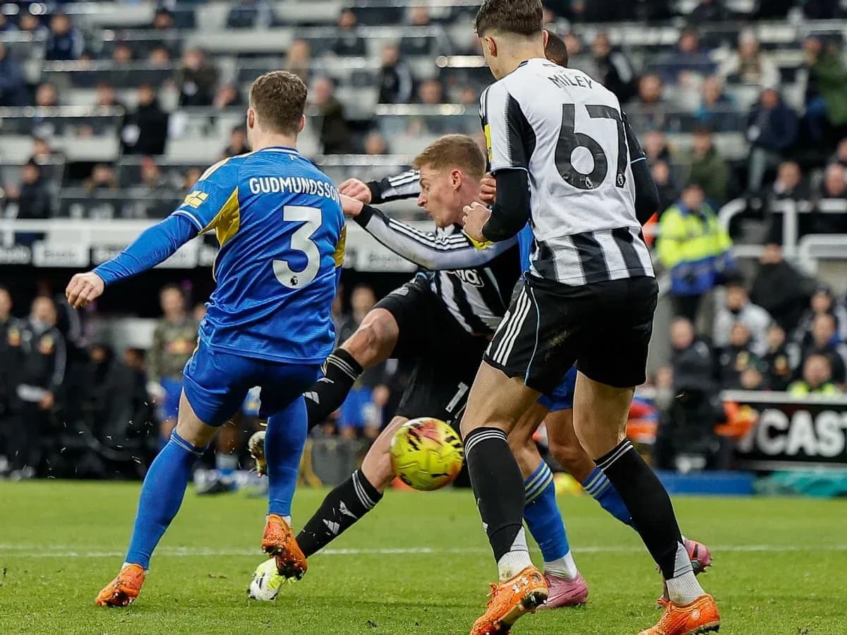 Leeds player challenges Newcastle opponent for the ball