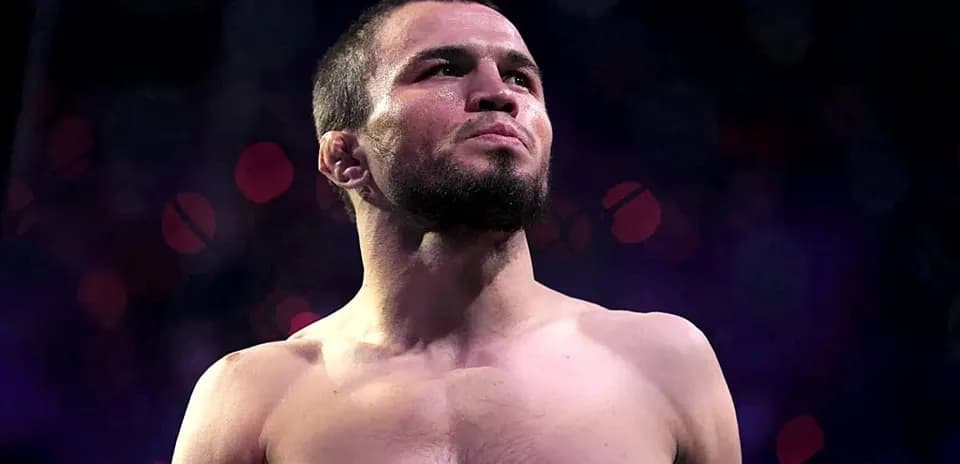 Fighter posing in the arena before match