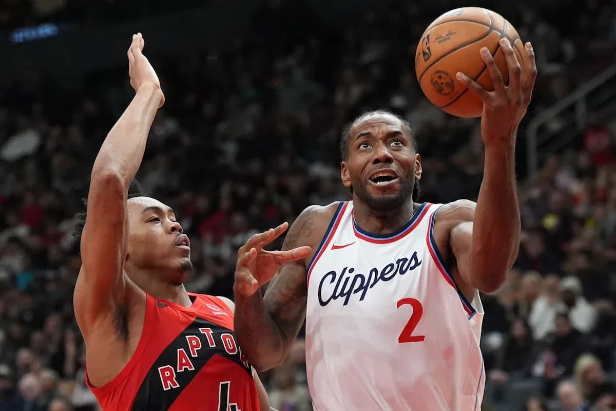 Player shooting during basketball game between Clippers and Raptors Player shooting during basketball game between Clippers and Raptors