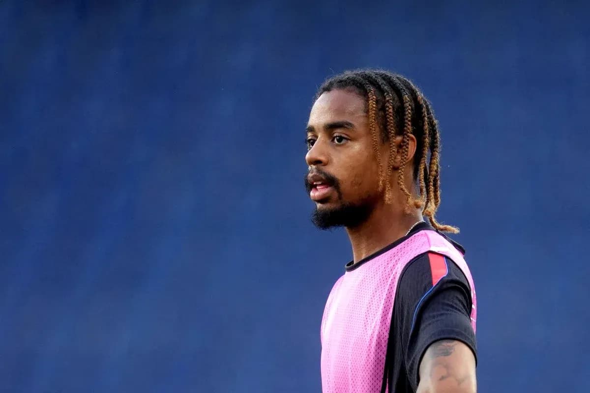 Player wearing pink training bib during practice session Player wearing pink training bib during practice session