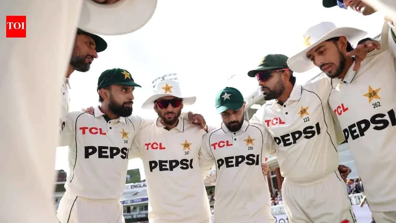 Pakistani cricket team in a huddle before match Pakistani cricket team in a huddle before match