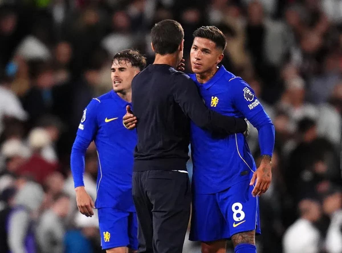Chelsea players and manager in post-match discussion Chelsea players and manager in post-match discussion