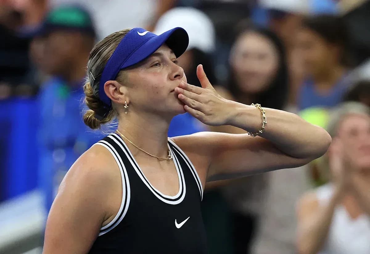 Tennis player blowing kiss to the crowd Tennis player blowing kiss to the crowd